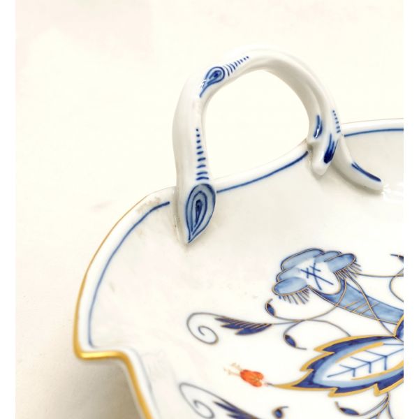Yaprak formunda, çiçek süslemeli, '' Meissen'' marka altın yaldızlı porselen lokumluk, 23x19x4 cm