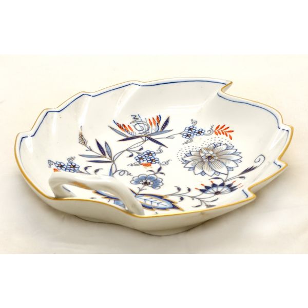 Yaprak formunda, çiçek süslemeli, '' Meissen'' marka altın yaldızlı porselen lokumluk, 23x19x4 cm
