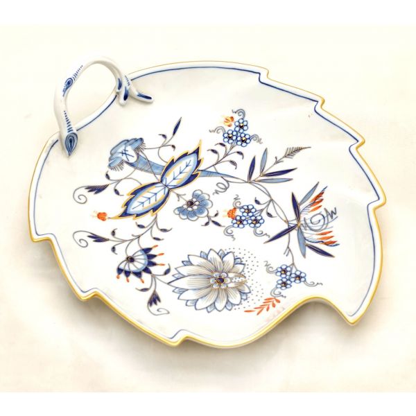 Yaprak formunda, çiçek süslemeli, '' Meissen'' marka altın yaldızlı porselen lokumluk, 23x19x4 cm
