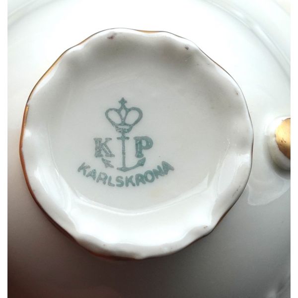 Karlskrona damgalı porselen fincan, fincanın çapı 8 cm yüksekliği 5 cm, tabak çapı 13 cm...