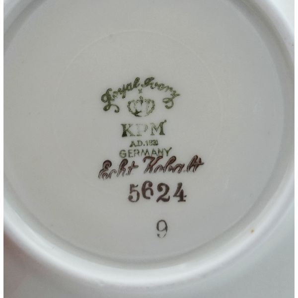 Royal Ivory K.P.M   A.D Germany damgalı porselen fincan, fincan çapı 8 cm yüksekliği 5 cm, tabak çapı 12 cm...