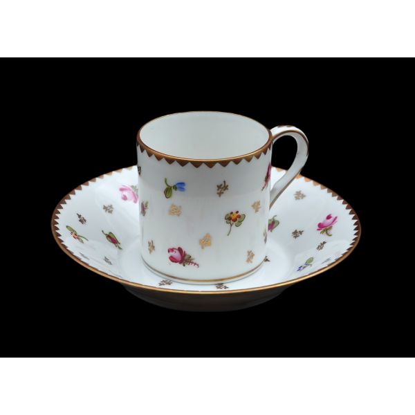 Suisse Langenthal damgalı porselen fincan, fincan çapı 5 cm, yüksekliği 5 cm, tabak çapı 12 cm...