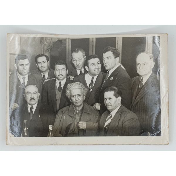 Neyzen Tevfik´in onur konuğu olduğu bir sohbet meclisinde alınmış toplu hatıra fotoğrafı, 18x12 cm...