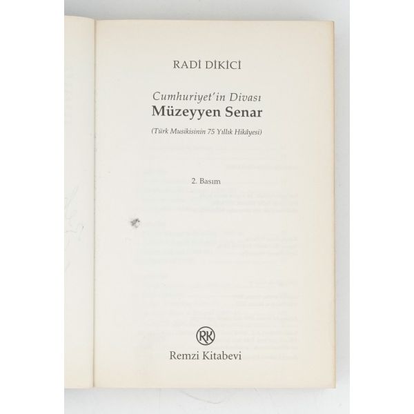 CUMHURİYET´İN DİVASI MÜZEYYEN SENAR (Türk Musikisinin 75 Yıllık Hikâyesi), Radi Dikici, 2005, Remzi Kitabevi, 381 sayfa, 14x20 cm...