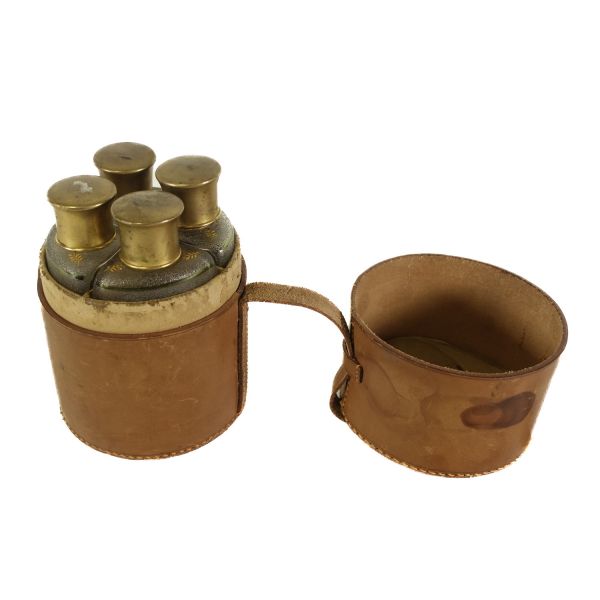 Deri kabında 4 adet likör şişesi, kab 14x10cm, şişeler 13x7x4 cm...
