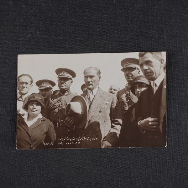 Mustafa Kemal Atatürk, İzmir´de, 1924, ed. Foto Ahmed Hamdi, 14x9 cm...