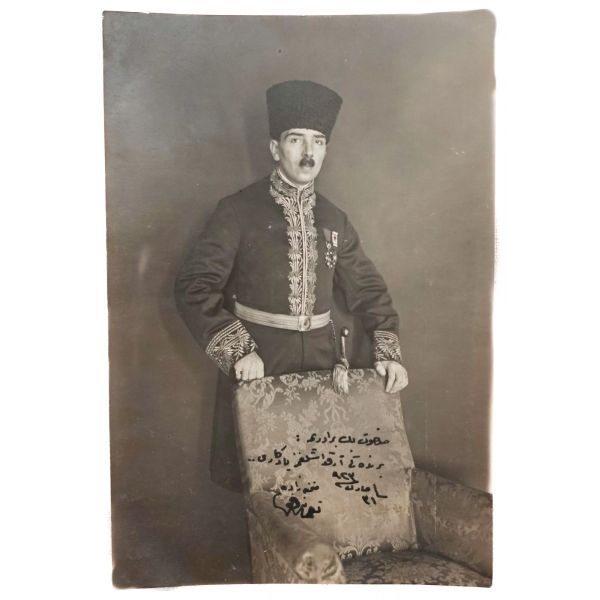 Osmanlı Devleti maliye nazırlarından ve son Meclis-i Ayan Reisi Menemenlizade Rifat Bey´in oğlu; Namık Kemal´in torunu ve Türkiye Cumhuriyeti´nin 1942-1944 tarihleri arasında Dışişleri Bakanı Numan Menemencioğlu´nun, Budapeşte Büyükelçiliği görevindeyken Ertuğrul Kılıcı ve 4. Derece Osmani Nişanıyla Hilal-i Ahmer Madalyası takılı sırmalı üniforması  aldırdığı, ithaflı ve imzalı fotoğrafı, 14x9 cm...