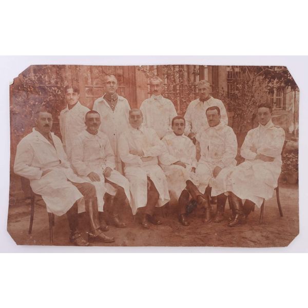 Bir grup Türk tabip subayın Cihan Harbi yıllarında aldırdıkları toplu hatıra fotoğrafı, 21x13 cm...