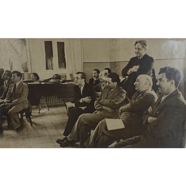 Alman tiyatro yönetmeni Carl Ebert, Suut Kemal Yetkin, Orhan Şaik Gökyay ve Bedrettin Tuncel´in bir konferansta çekilmiş hatıra fotoğrafı, 17x10 cm...