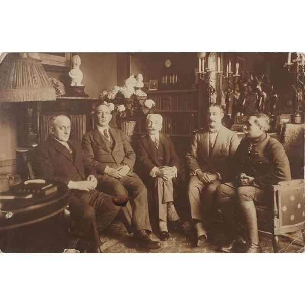 Hüsrev Gerede´nin, bir grup diplomatla birlikte görüldüğü hatıra fotoğrafı, 18x12 cm...
