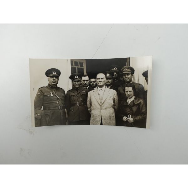 Mustafa Kemal Atatürk, Sabiha Gökçen, Fahrettin Altay ve tayyareci kokartlı subaylar Eskişehir Hava Mektebi Kumandanlığı´nda, 16x10 cm...