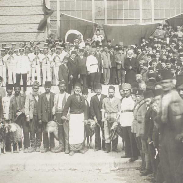 Haydarpaşa Garı´nın İngiliz işgal kuvvetlerinden teslim alındığı gün çekilen hatıra fotoğrafı, 25 Eylül 1339 (1923), 23x17 cm...