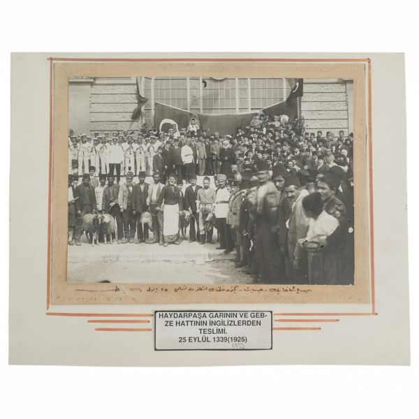 Haydarpaşa Garı´nın İngiliz işgal kuvvetlerinden teslim alındığı gün çekilen hatıra fotoğrafı, 25 Eylül 1339 (1923), 23x17 cm...