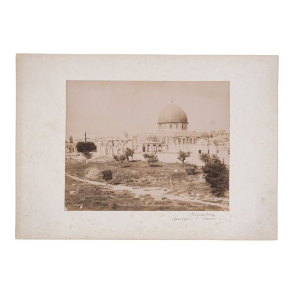 Zangaki Freres (Biraderler)´in objektifinden Hz. Ömer Camii (Kudüs), albümin baskı, kartona yapışıktır, fotoğraf 28x22 cm, karton 46x32 cm...