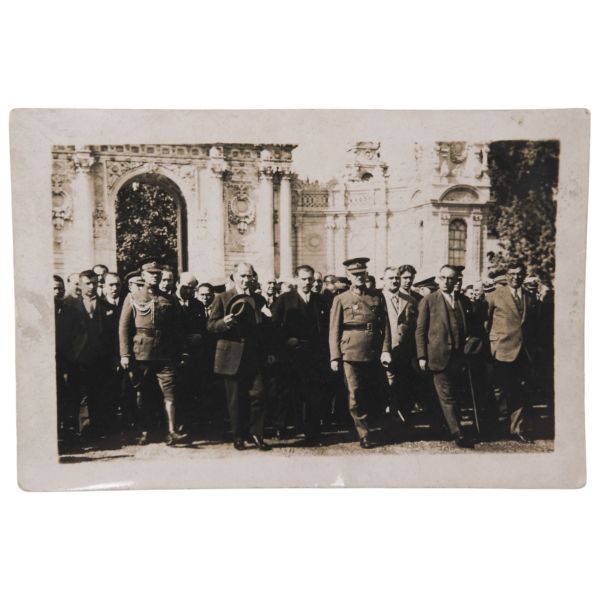 Mustafa Kemal Atatürk´ün, maiyetiyle birlikte Dolmabahçe Sarayı önünde görüldüğü nadir bir fotoğrafı, 9,5x6,5 cm...