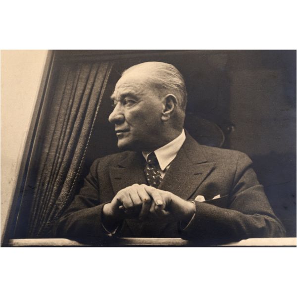 Mustafa Kemal Atatürk, 20 Kasım 1937 tarihinde gerçekleştirdiği Afyonkarahisar ziyareti dönüşünde, tren kompartımanının camında, fotoğrafçı 