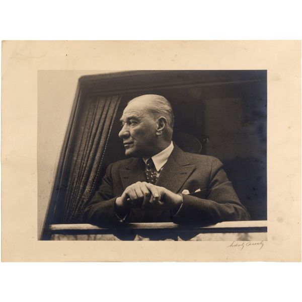 Mustafa Kemal Atatürk, 20 Kasım 1937 tarihinde gerçekleştirdiği Afyonkarahisar ziyareti dönüşünde, tren kompartımanının camında, fotoğrafçı 