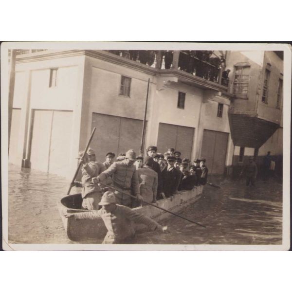 1930 tarihli Adana su baskını esnasına ait fotoğraflar lotu, 3 adet, arkası ithaflı, 8,5x6 ve 11x8 cm.