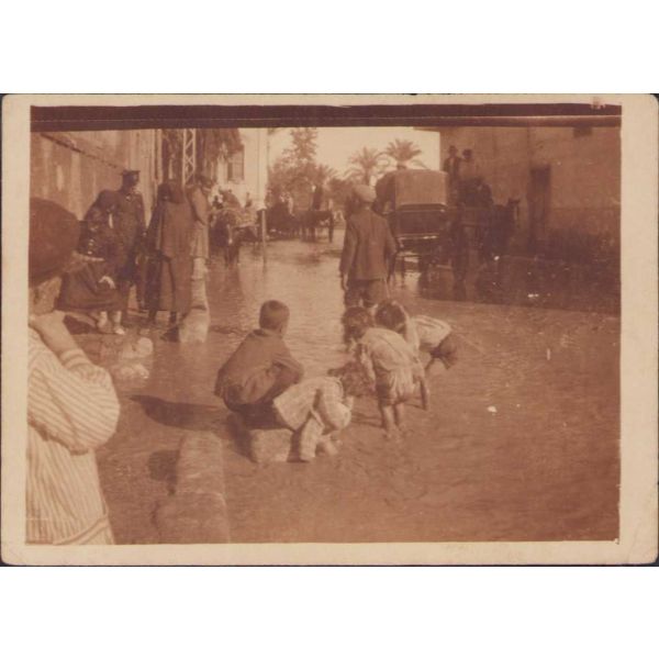 1930 tarihli Adana su baskını esnasına ait fotoğraflar lotu, 3 adet, arkası ithaflı, 8,5x6 ve 11x8 cm.