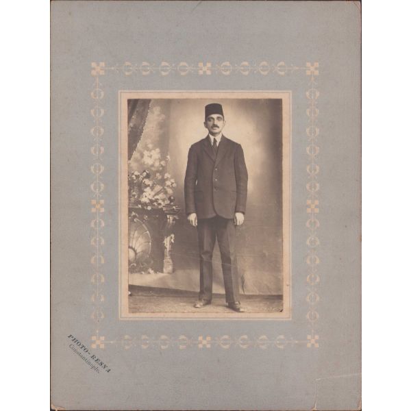 Osmanlı dönemi fesli beyefendi, stüdyo çekim, kabin fotoğrafı, Foto Resna Constantinople, arka yüzü Osmanlıca yazılı, ithaflı, bir köşesi kırık, 16,5x22cm