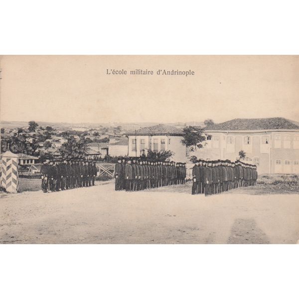 Edirne'de Mekteb-i Askeri talebeleri esas duruşta
