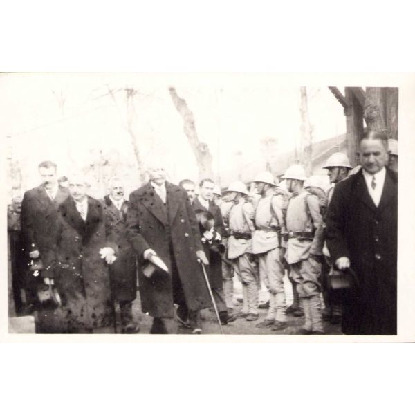 İsmet İnönü, Ruşen Eşref Ünaydın ve askerler, 14x9 cm