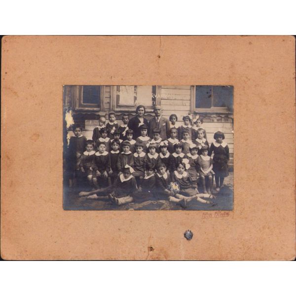 Boğosyan Varvaryan Ermeni Okulu'nda toplu hatıra fotoğrafı, Foto Paris-Bahçekapı damgalı, 23x30 cm, paspartusu yıpranmış haliyle