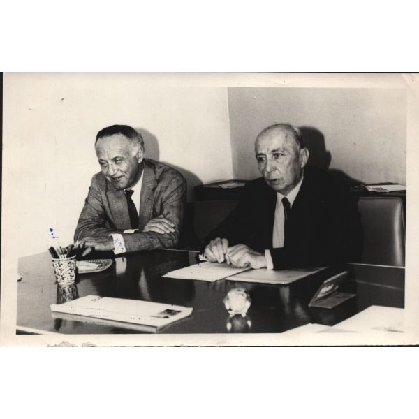 İş dünyası: Vehbi Koç ve Nejat Eczacıbaşı, Cumhuriyet Gazetesi damgalı, 12x18 cm